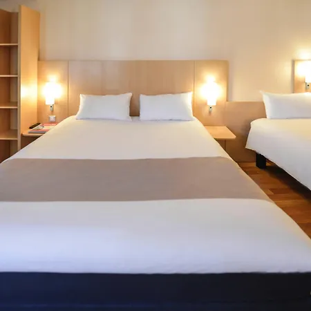 Ibis Chateau De מלון 3*