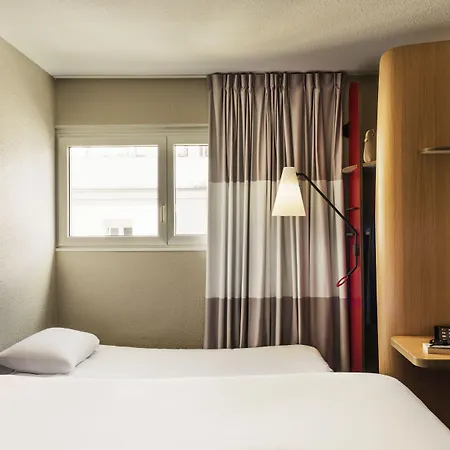 Ibis Chateau De מלון 3*