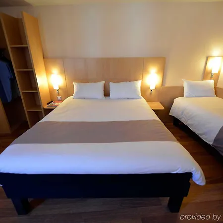 Ibis Chateau De מלון 3*