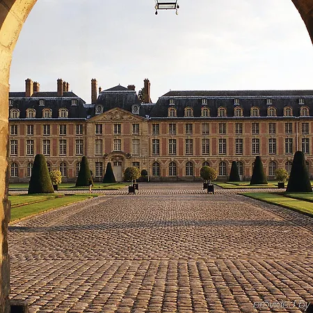 Ibis Chateau De מלון