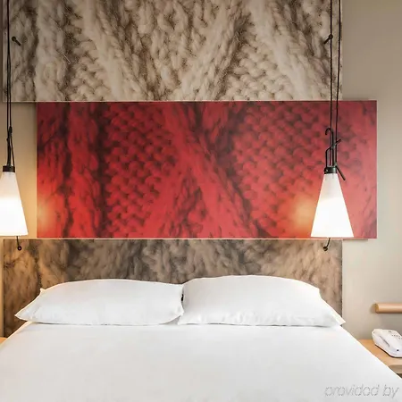 Ibis Chateau De מלון