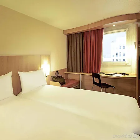 Ibis Chateau De מלון