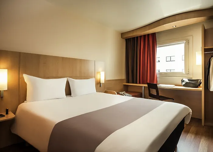 Hotel Ibis Chateau De 3*